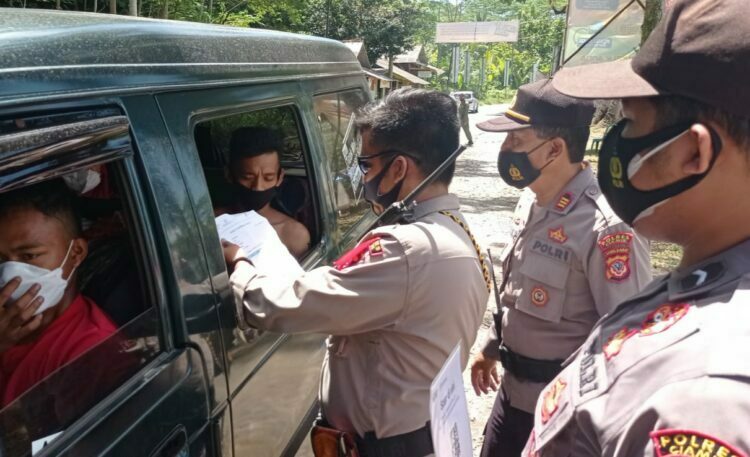 Pembagian masker kepada pengunjung yang datang ke Pantai Batu Karas