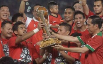 Pemain persija bambang pamungkas terima trofi piala presiden dari jokowi Pemain persija bambang pamungkas terima trofi piala presiden dari jokowi