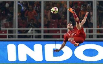 Pemain persija jakarta marko simic saat tendangan salto Pemain persija jakarta marko simic saat tendangan salto