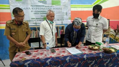 penyerahan dana peduli sosial dari PT pegadaian kepada smk bakti karya parigi