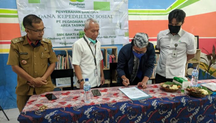 Pegadaian Serahkan Dana Kepedulian Sosial pada SMK Bakti Karya Parigi