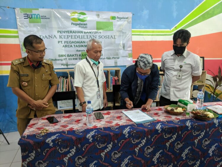 penyerahan dana peduli sosial dari PT pegadaian kepada smk bakti karya parigi