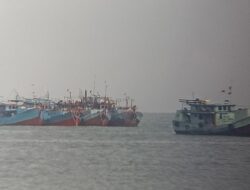 Cuaca Laut Buruk, Puluhan Perahu Nelayan dari Luar Daerah Bersandar di Pantai Batukaras
