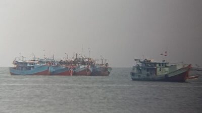 Cuaca Laut Buruk, Puluhan Perahu Nelayan dari Luar Daerah Bersandar di Pantai Batukaras