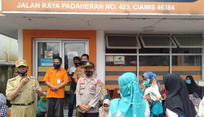 Kerumunan Penerima BLT Dibubarkan Gugus Tugas Covid-19