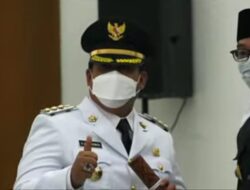 Jeje-Ujang Dilantik di Gedung Merdeka 