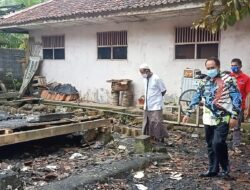 Rumah Ludes Terbakar, Bupati dan Wakil Ajak Warga Gotong Royong Membangun Kembali
