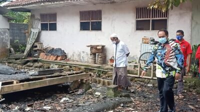 Rumah Ludes Terbakar, Bupati dan Wakil Ajak Warga Gotong Royong Membangun Kembali