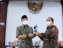 Bupati Jeje Dinobatkan Jadi Arek Surabaya