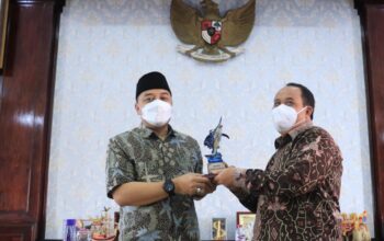 Bupati Jeje Dinobatkan Jadi Arek Surabaya