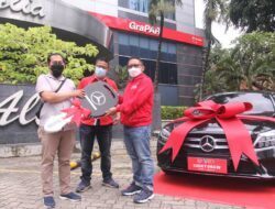 Pelanggan Setia Telkomsel Bawa Pulang Mercedes Benz C180
