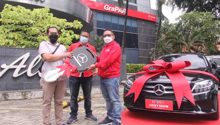 Pelanggan Setia Telkomsel Bawa Pulang Mercedes Benz C180