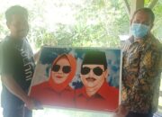 Lukisan Bupati dan Istri Diserahkan di Parigi