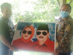 Lukisan Bupati dan Istri Diserahkan di Parigi