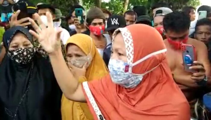 Pantai Batukaras Ditutup Pedagang Meradang