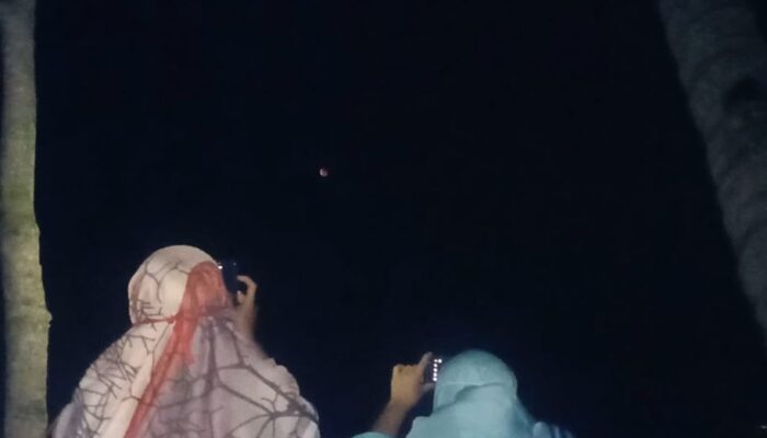 Menghayati Fenomena Super Blood Moon di Pantai Batukaras