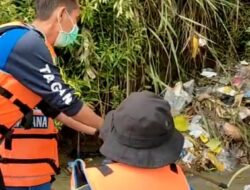 Tim Gabungan Bersihkan Bantaran Sungai Ciputrapinggan