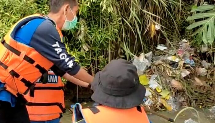 Tim Gabungan Bersihkan Bantaran Sungai Ciputrapinggan