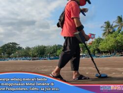 Saat PPKM, Berburu Emas Rongsokan Gunakan Metal Detektor Di Pantai Pangandaran