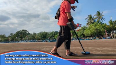 Saat PPKM, Berburu Emas Rongsokan Gunakan Metal Detektor Di Pantai Pangandaran