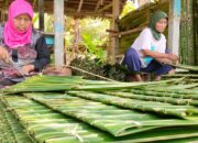 Menganyam Daun Nipah Untuk Atap Tradisional Di Batu Karas Sudah Sejak Dahulu