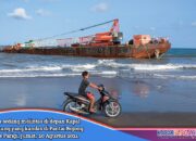 Kapal Tongkang Kandas Di Pantai Bojong Salawe Menarik Perhatian Warga