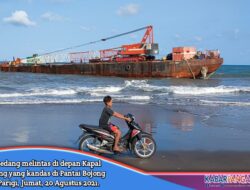 Kapal Tongkang Kandas Di Pantai Bojong Salawe Menarik Perhatian Warga