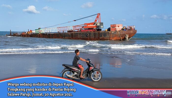 Kapal Tongkang Kandas Di Pantai Bojong Salawe Menarik Perhatian Warga