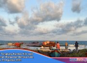 Kapal Tongkang Kandas Di Pantai Bojong Salawe, Kini Jadi Tontonan Warga Untuk Berswa Foto