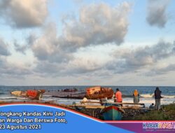 Kapal Tongkang Kandas Di Pantai Bojong Salawe, Kini Jadi Tontonan Warga Untuk Berswa Foto