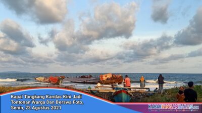 Kapal Tongkang Kandas Di Pantai Bojong Salawe, Kini Jadi Tontonan Warga Untuk Berswa Foto