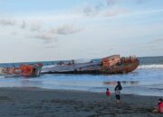 Kandasnya Kapal Tongkang di Pantai Bojong Salawe Pangandaran, Polisi Lakukan Penyelidikan