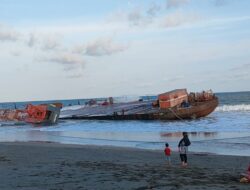 Kandasnya Kapal Tongkang di Pantai Bojong Salawe Pangandaran, Polisi Lakukan Penyelidikan