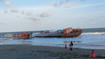 Kandasnya Kapal Tongkang di Pantai Bojong Salawe Pangandaran, Polisi Lakukan Penyelidikan