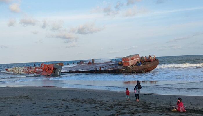 Kandasnya Kapal Tongkang di Pantai Bojong Salawe Pangandaran, Polisi Lakukan Penyelidikan