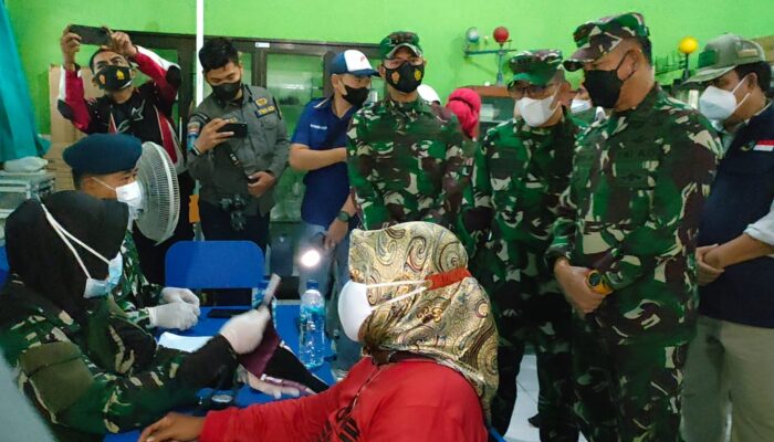 Pangdam III/Siliwangi Tinjau Pelaksanaan Vaksinasi Di Pangandaran