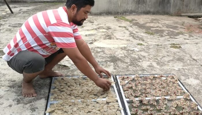 Cak Epul Ciptakan Kuliner Kerupuk Keong Susuh Pertama Di Pangandaran