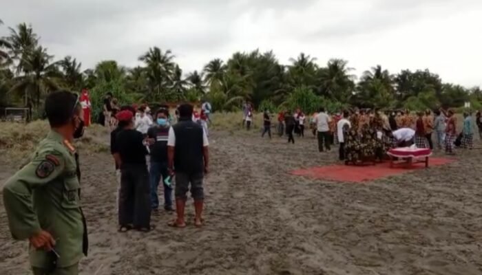 Petugas Gabungan Bubarkan Ritual Larung Sesaji Warga Asal Jawa Tengah Di Pantai Pangandaran