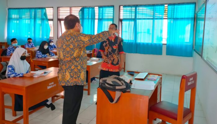 Bupati Pangandaran Monitoring PTM Terbatas Ke SMP Negeri 2 Padaherang