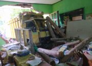 Truk Bermuatan Kayu Palet Menabrak Sekolahan Hingga Dindingnya Jebol Di Pangandaran