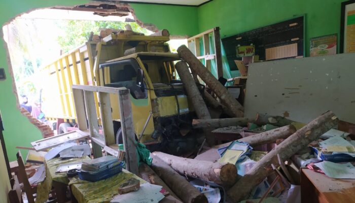 Truk Bermuatan Kayu Palet Menabrak Sekolahan Hingga Dindingnya Jebol Di Pangandaran