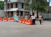 Aksi Kapolres Ciamis Dorong Water Barrier, Cek Kesiapan Jalur Di Obyek Wisata Pangandaran