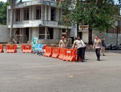 Aksi Kapolres Ciamis Dorong Water Barrier, Cek Kesiapan Jalur Di Obyek Wisata Pangandaran