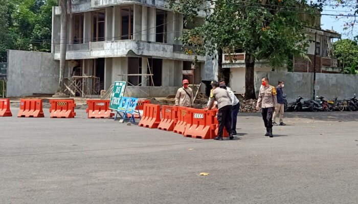 Aksi Kapolres Ciamis Dorong Water Barrier, Cek Kesiapan Jalur Di Obyek Wisata Pangandaran