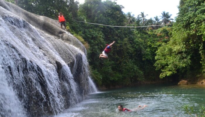 Destinasi Wisata Pangandaran Water Jump Di Curug Ciparakan
