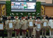 Ketua DPRD Pangandaran Berikan Penghargaan Ke Pemerintah Daerah Di Hari Jadi Ke 9 Kabupaten Pangandaran