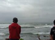 Dua Anak Terseret Ombak Pantai Karapyak,Satu Anak Belum Diketemukan