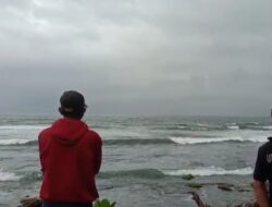 Dua Anak Terseret Ombak Pantai Karapyak,Satu Anak Belum Diketemukan