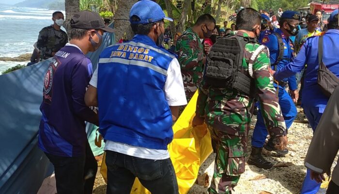 Korban Tenggelam Di Pantai Karapyak Diketemukan