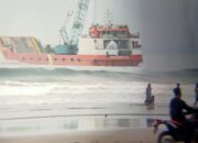 Pekerjaan Pembangunan Break Water Pantai Barat Pangandaran Gunakan Kapal LCT